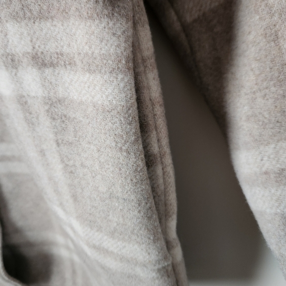 Everlane | The Italian ReWool Oversized Shirt Jacket in Taupe/Cream - Size L - Picture 6 of 13